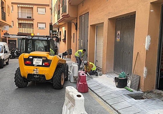 Städtische Arbeiten in einer Straße in Mijas.