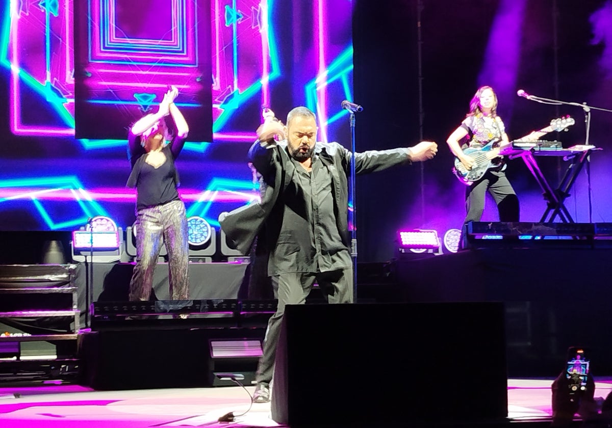 Sänger Marian Gold mit vollem Elan auf der Bühne.