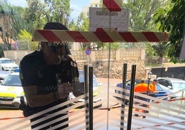 Moment der Versiegelung der Eingangstür des Hotels.