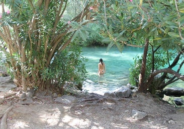 Kristallklares, türkis schimmerndes Nass im natürlichen Pool unterhalb der Höhle Cueva del Gato.