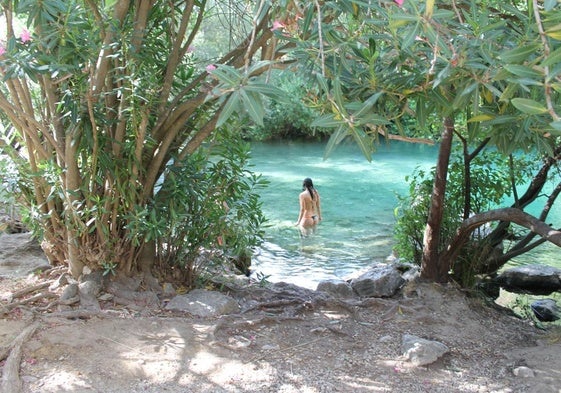 Kristallklares, türkis schimmerndes Nass im natürlichen Pool unterhalb der Höhle Cueva del Gato.