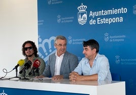 Von links nach rechts: Kiki Morente, José María García Urbano und José María Téllez 'Popi', bei der Präsentation des X Certamen Mundial del Jamón Ciudad de Estepona.