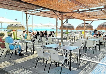 Terrasse einer Strandbar in Torremolinos.