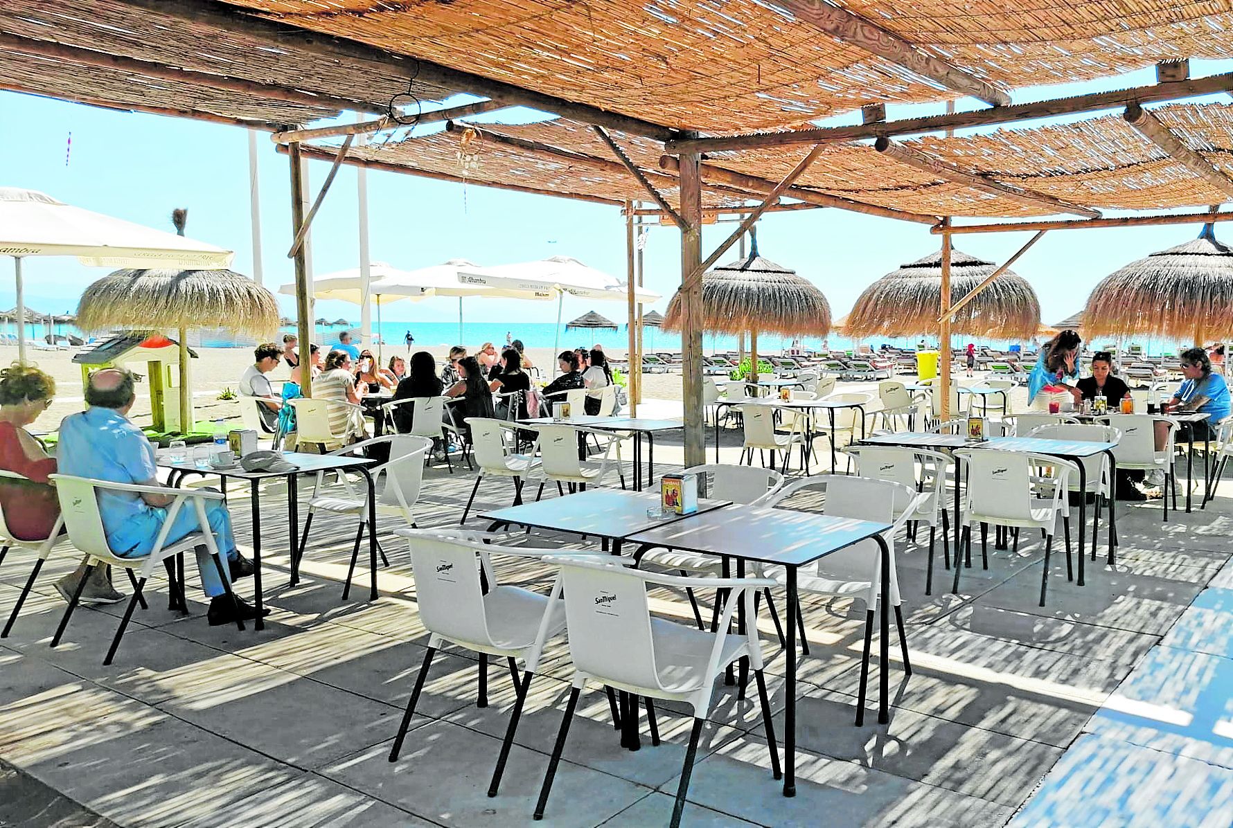 Terrasse einer Strandbar in Torremolinos.