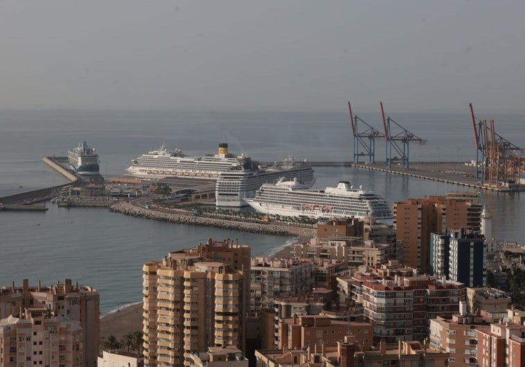 Gleich mehrere Kreuzfahrtschiffe liegen im Hafen von Málaga vor Anker - keine Seltenheit.