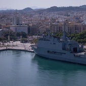 Das spanische Kriegsschiff Galicia im Hafen von Málaga.