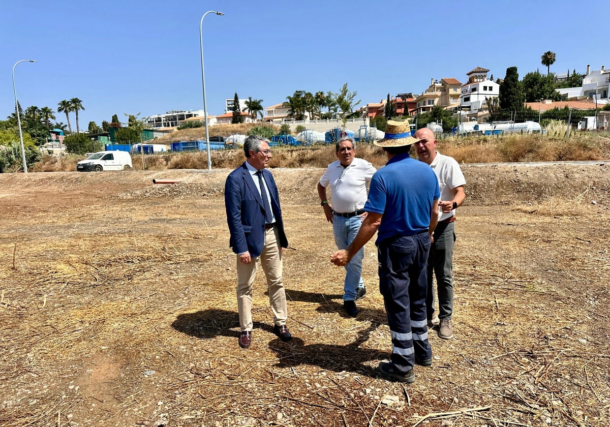 Der Bürgermeister mit dem Baustadtrat und Gemeindeangestellten auf dem Grundstück