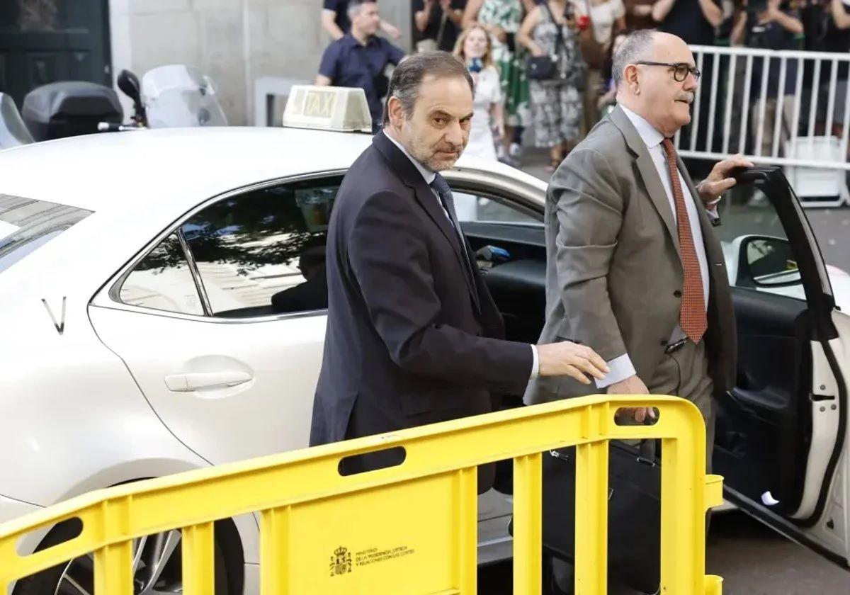 Der ehemalige Verkehrsminister José Luis Ábalos bei seiner Ankunft am Obersten Gerichtshof in Madrid am Montag.