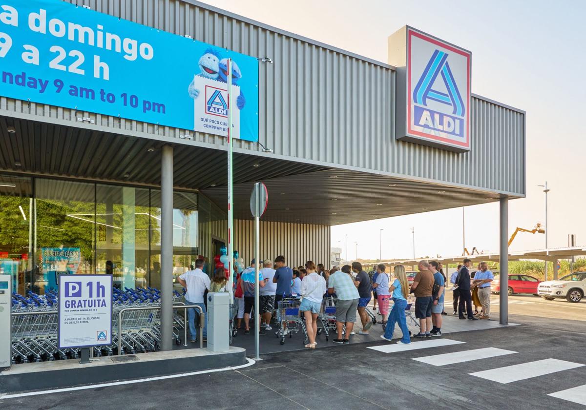 Zahlreiche Kunden standen bereits Schlage, bevor die Türen um 9 Uhr aufgingen.