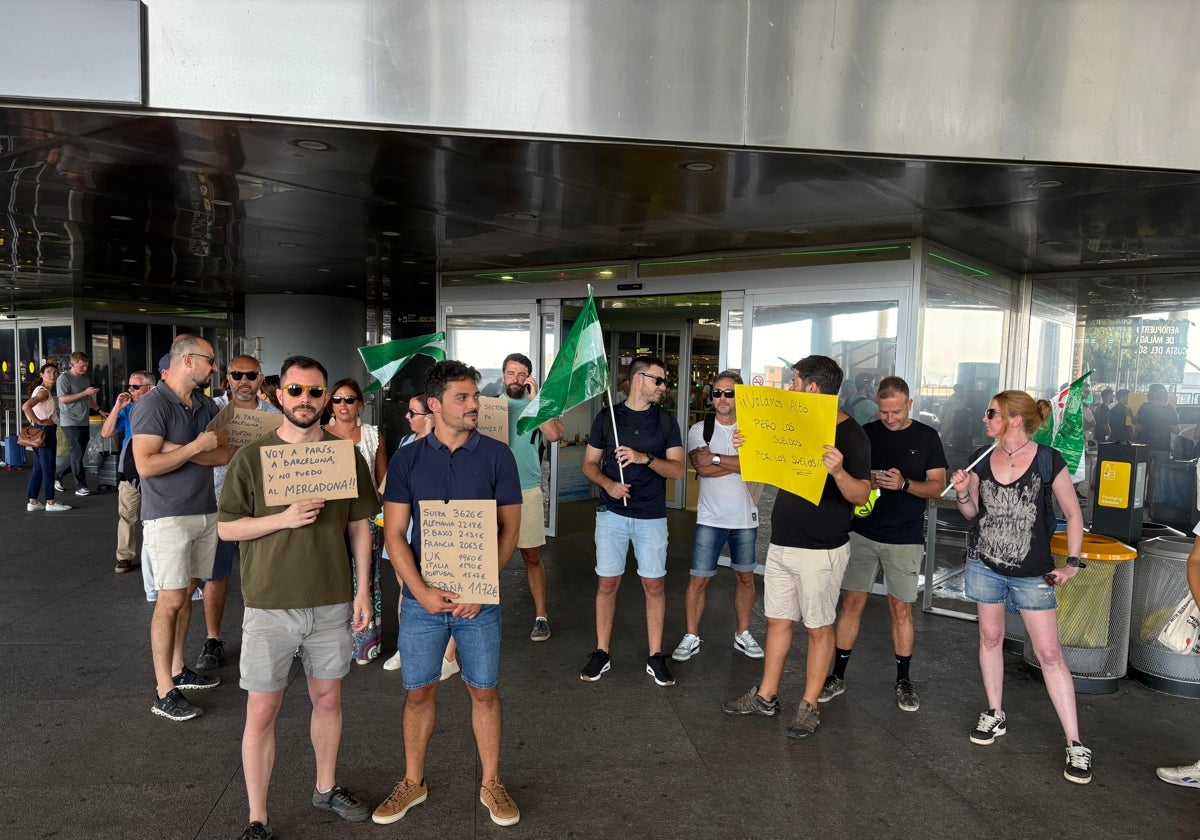 Das Kabinenpersonal von Easyjet hat sich auf dem Flughafen versammelt.