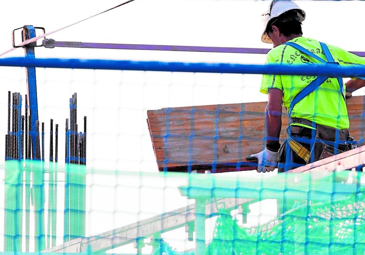 Arbeiter auf einer Baustelle in der Provinzhauptstadt.