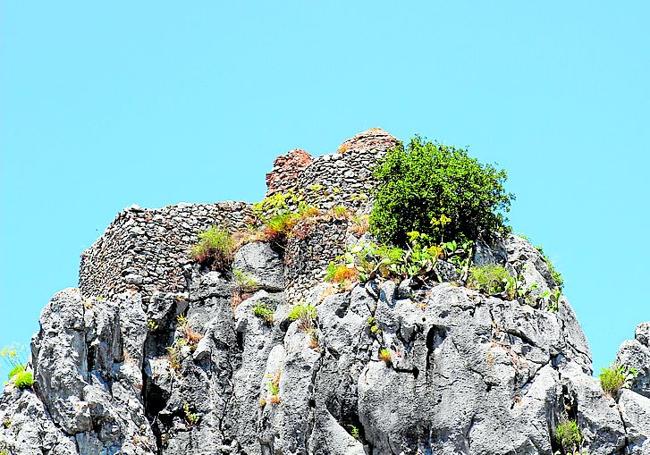 Die Festungsruine El Águila in Gaucín ist eines der herausragenden Wahrzeichen des Camino Inglés.