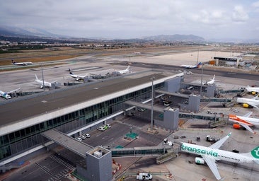 Auf dem Flughafen Malaga geparkte Flugzeuge, vom Kontrollturm aus gesehen.