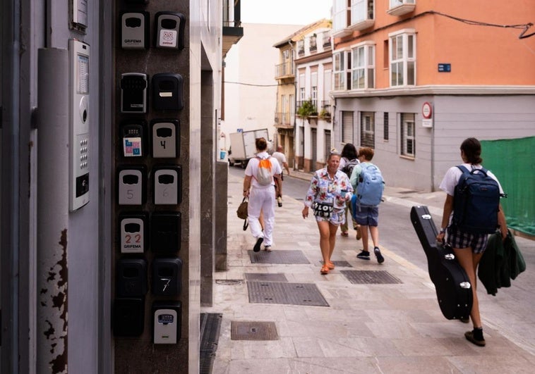 Schlüsselboxen für Ferienwohnungen am Eingang eines Wohnhauses im Zentrum von Málaga.