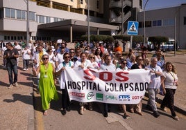 Die Demonstrantenn vor dem Krankenhau.