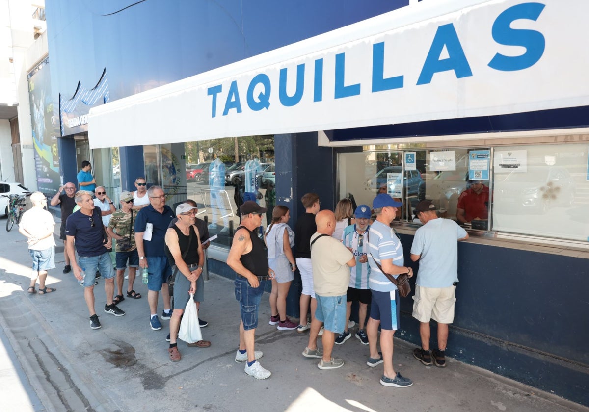 Die Fans stehen Schlange an der Kasse von La Rosaleda.