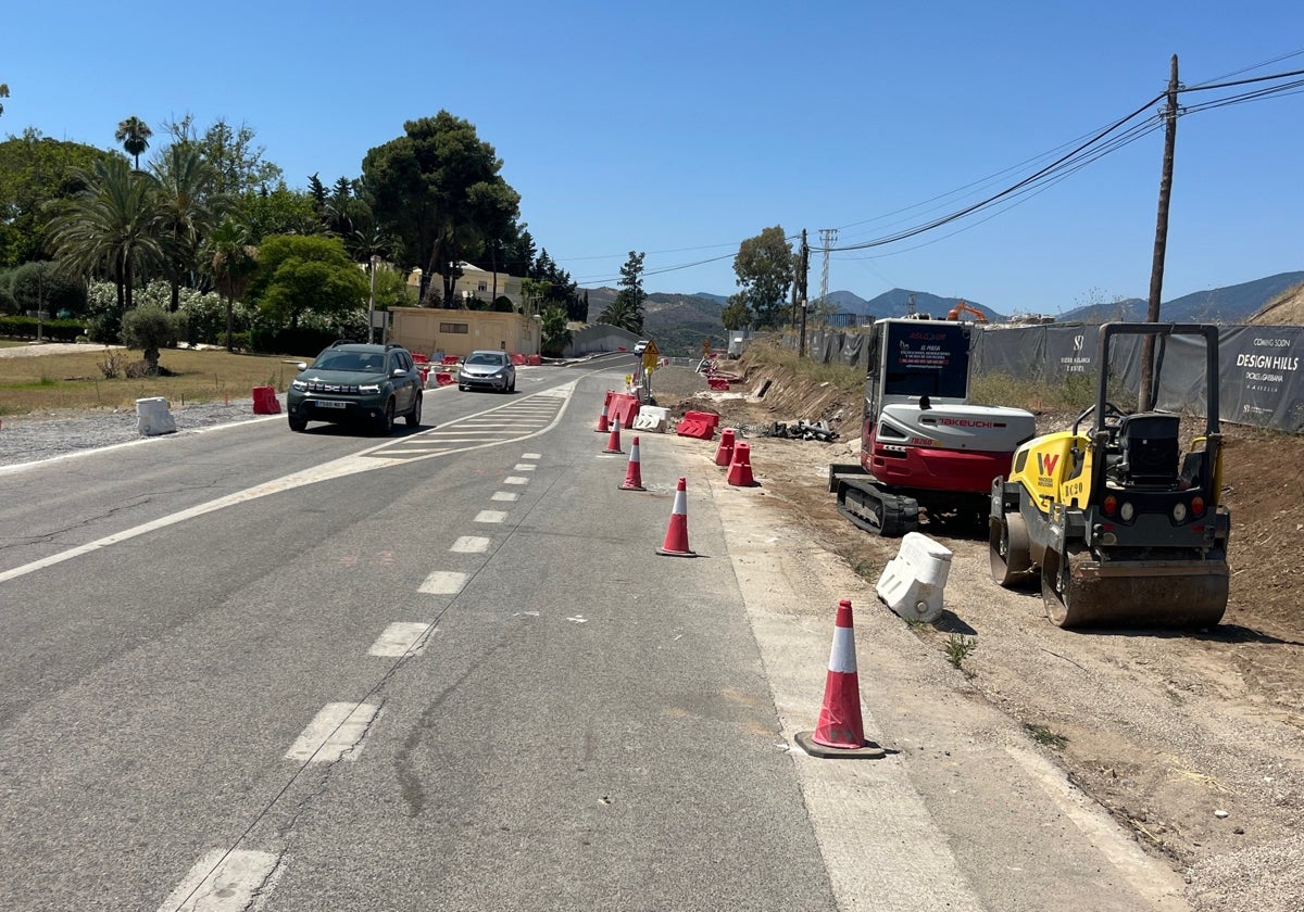 Obwohl die Asphaltierung des letzten Teilstücks der Straße abgeschlossen ist, gehen die Arbeiten an der Fahrbahn weiter.