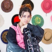 Julia Martín mit ihrem Loop und ihren Hüten.