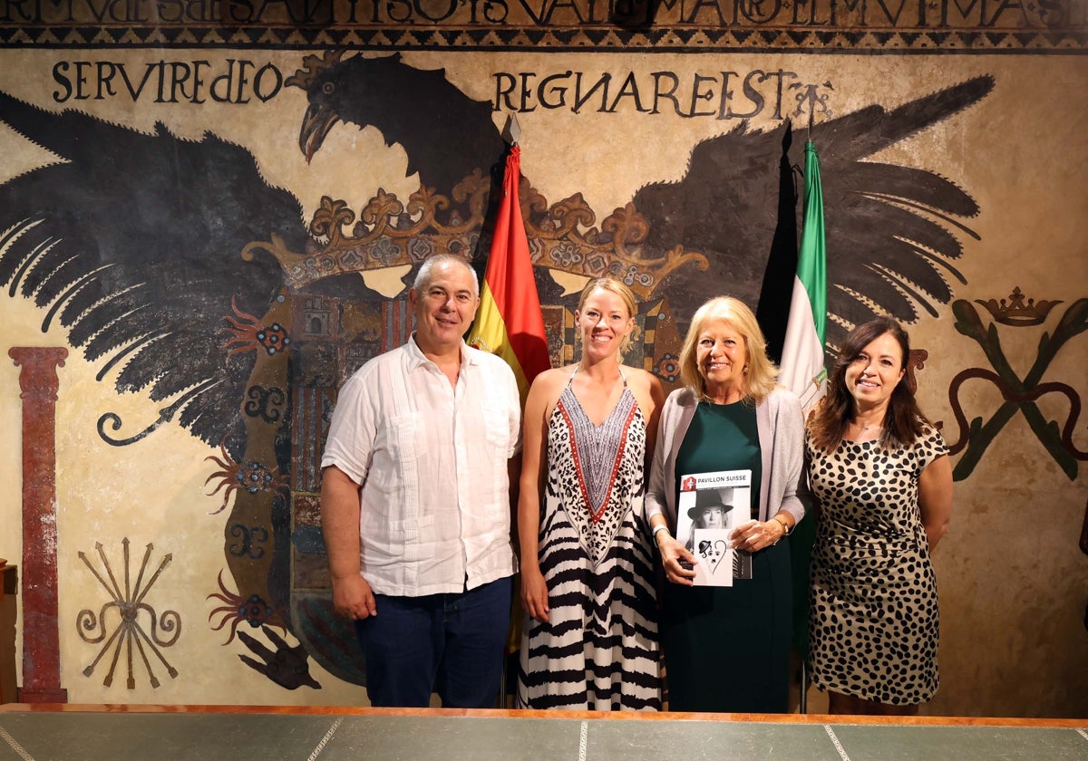 Die Bürgermeisterin von Marbella, Ángeles Muñoz, hat die Künstlerin Laura Chaplin im Rathaus empfangen.