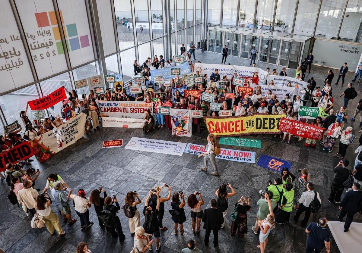 Mitglieder zivilgesellschaftlicher Organisationen protestierten anlässlich des UN-Gipfels in Sevilla für den Schuldenerlass für Entwicklungsländer.