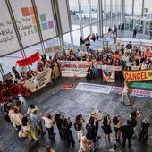 Mitglieder zivilgesellschaftlicher Organisationen protestierten anlässlich des UN-Gipfels in Sevilla für den Schuldenerlass für Entwicklungsländer.