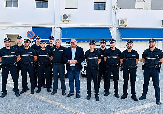 Bürgermeister Jesús Lupiáñez und der Polizeichef Rafael Mora mit den neuen Beamten.