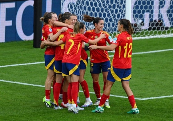 Spaniens Spielerinnen feiern das Tor von Mariona gegen Belgien.