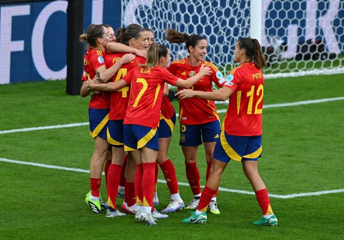 Spaniens Spielerinnen feiern das Tor von Mariona gegen Belgien.