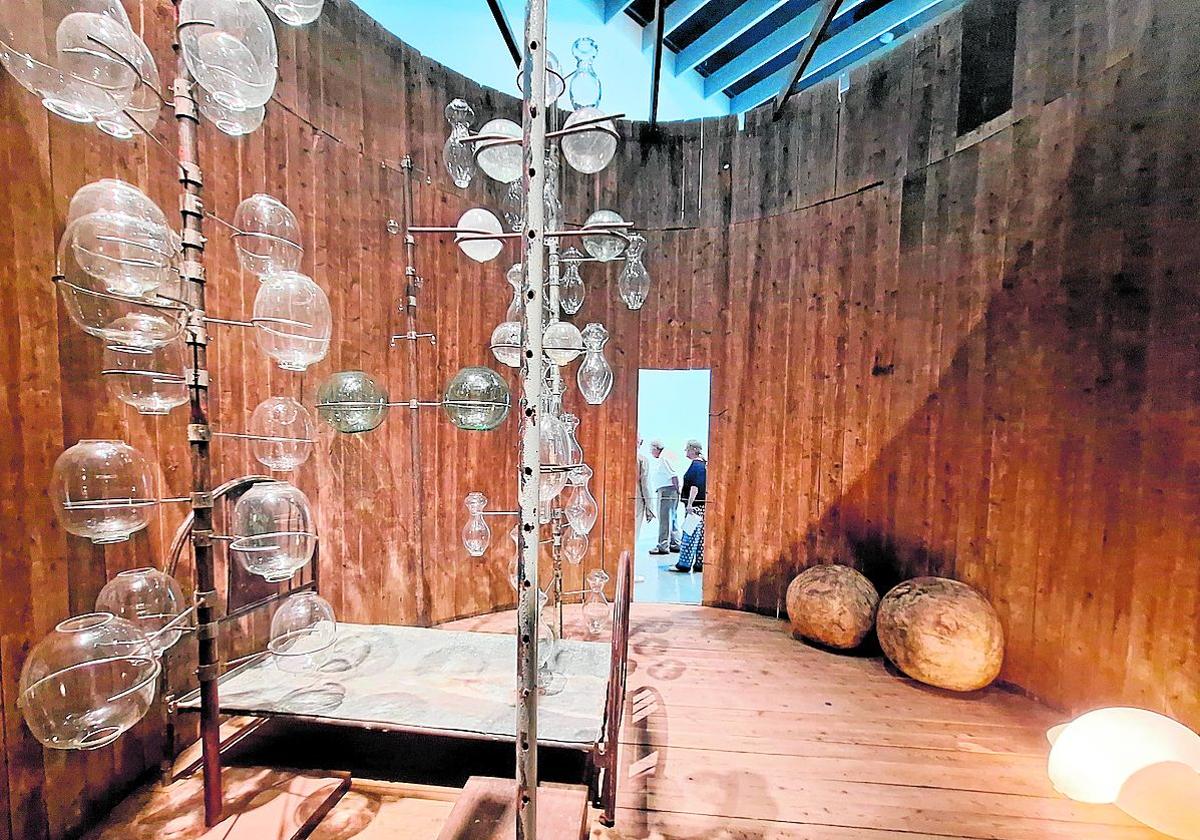 Die beeindruckende Installation von Louise Bourgeois ist im Hauptsaal des Centre Pompidou zu sehen.