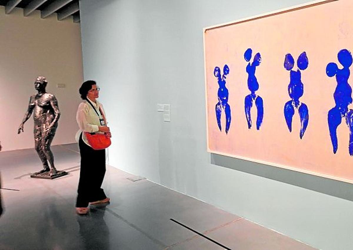 Imagen secundaria 1 - 1. Foto: Das als 'American Picnic' bekannte Werk von Juliette Roche.. 2. Foto: Ansicht eines Saales mit einem Werk von Yves Klein imVordergrund. 3. Foto: Ein Werk von Alice Anderson.