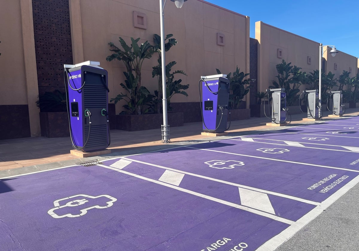 Neue Ladestationen für Elektrofahrzeuge im Einkaufszentrum von Vélez.