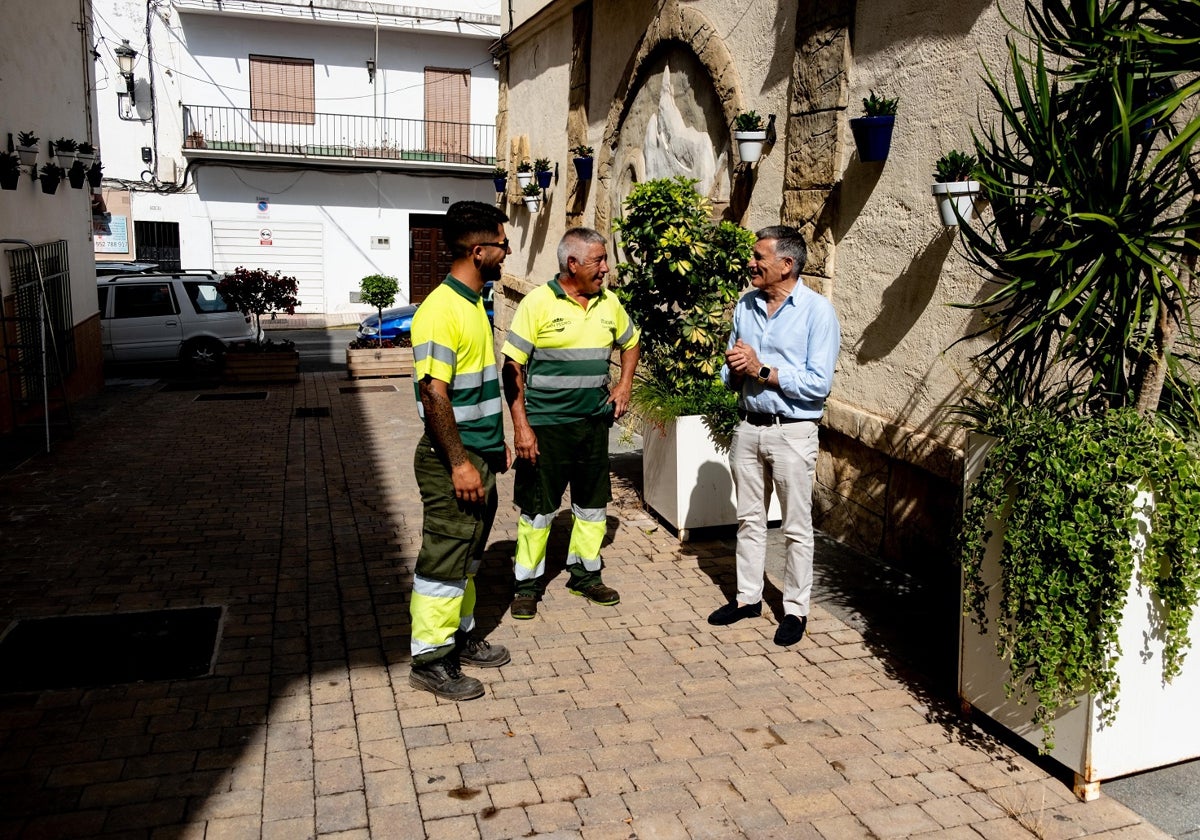 Bezirksbürgermeister Javier García mit Stadtangestellten.