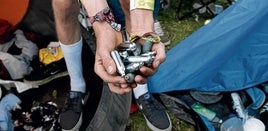Auf einem Musikfestival weggeworfene Distickstoffoxid- oder auch Lachgaskapseln.