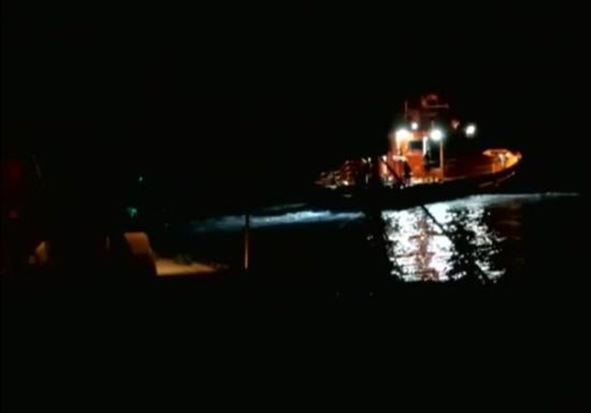 Spektakuläre Rettung einer 68-jährigen Frau beim Paddelsurfen vor der Küste von Manilva