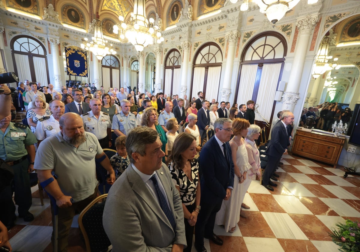 Schweigeminute zu Beginn der Gedenkfeier für José María Martín Carpena am Dienstag im Salón de los Espejos des Rathauses.
