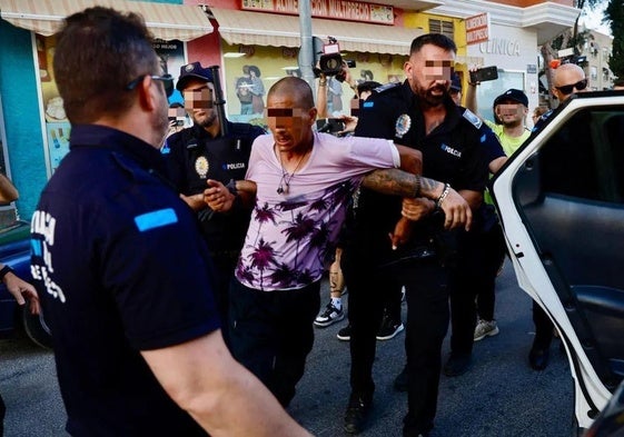 Polizeibeamte nehmen am Dienstag in Torre Pacheco einen Mann fest.