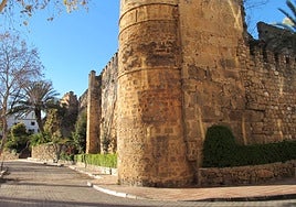 Die Innenstadt wurde in der maurischen Epoche mit einer Festung gesichert, die noch heute in Reste der Stadtmauer integriert ist.