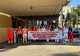 Die Ärztegewerkschaft von Málaga (SMM) hat sich heute vor dem Hospital Civil versammelt, um diese Aggression zu verurteilen.