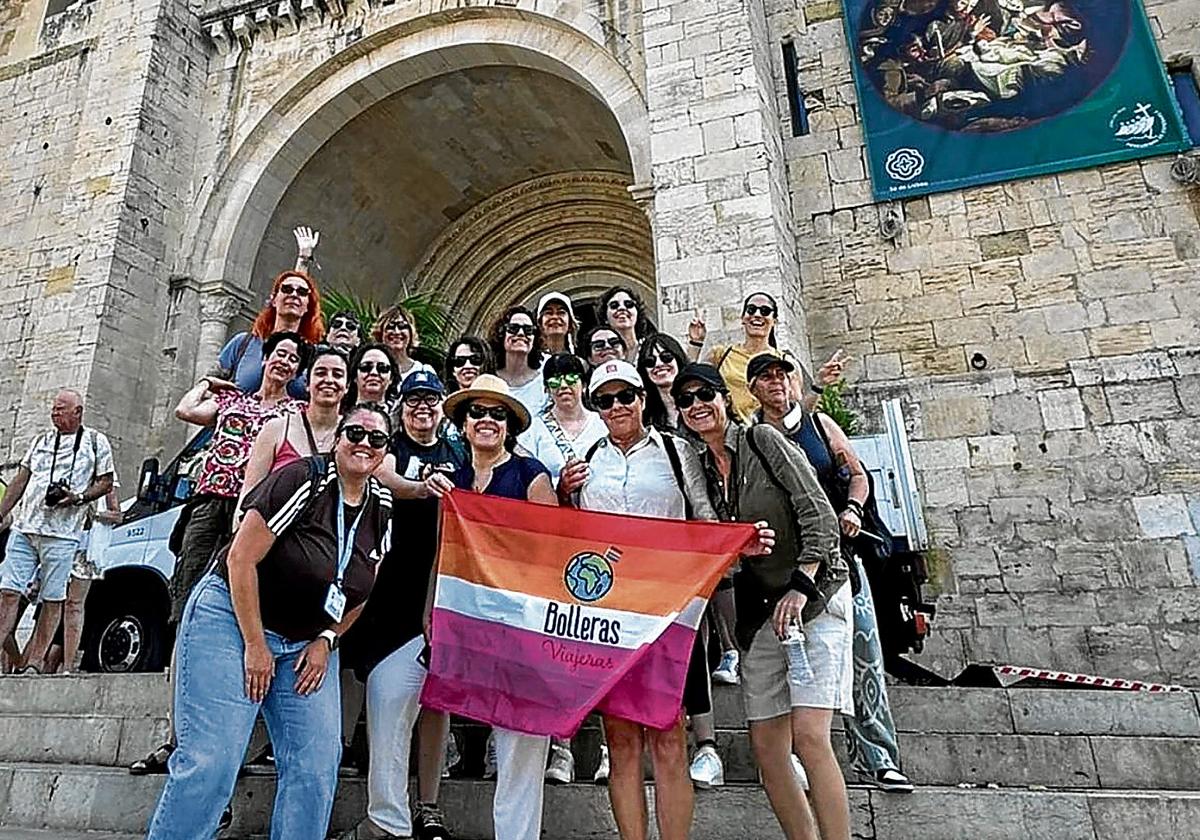 Die Teilnehmerinnen einer von Bolleras Viajas organisierten Reise posen vor der Kathedrale von Lissabon.