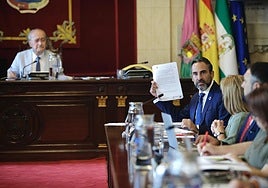 Francisco de la Torre und Oppositionsführer Dani Pérez, in einem angespannten Moment während der Debatte über den Verzicht auf die WM-Spiele 2030.