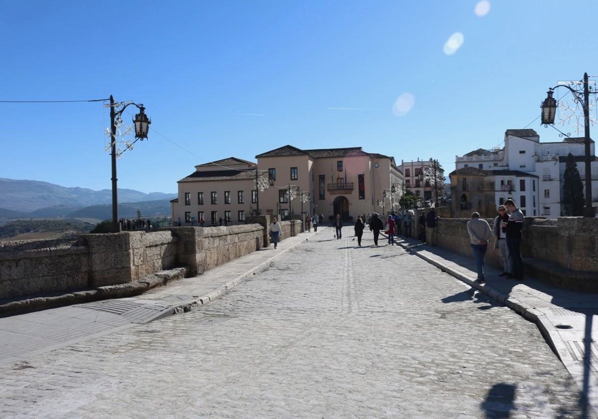 Die historische Brücke Puente Nuevo von Ronda, die die Tajo-Schlucht überspannt.