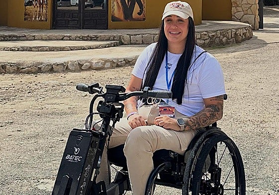 María José Ortiz mit dem Rollstuhl, den sie zur Fortbewegung benötigt