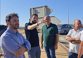 Sozialistische Gemeinderäte und Bürgermeister an der Carretera del Arco in Vélez-Málaga.
