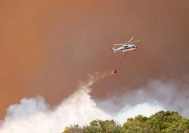 Löschhubschrauber im Einsatz.