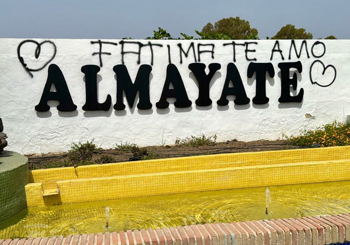 Das Graffiti am Ortseingang von Almayate.