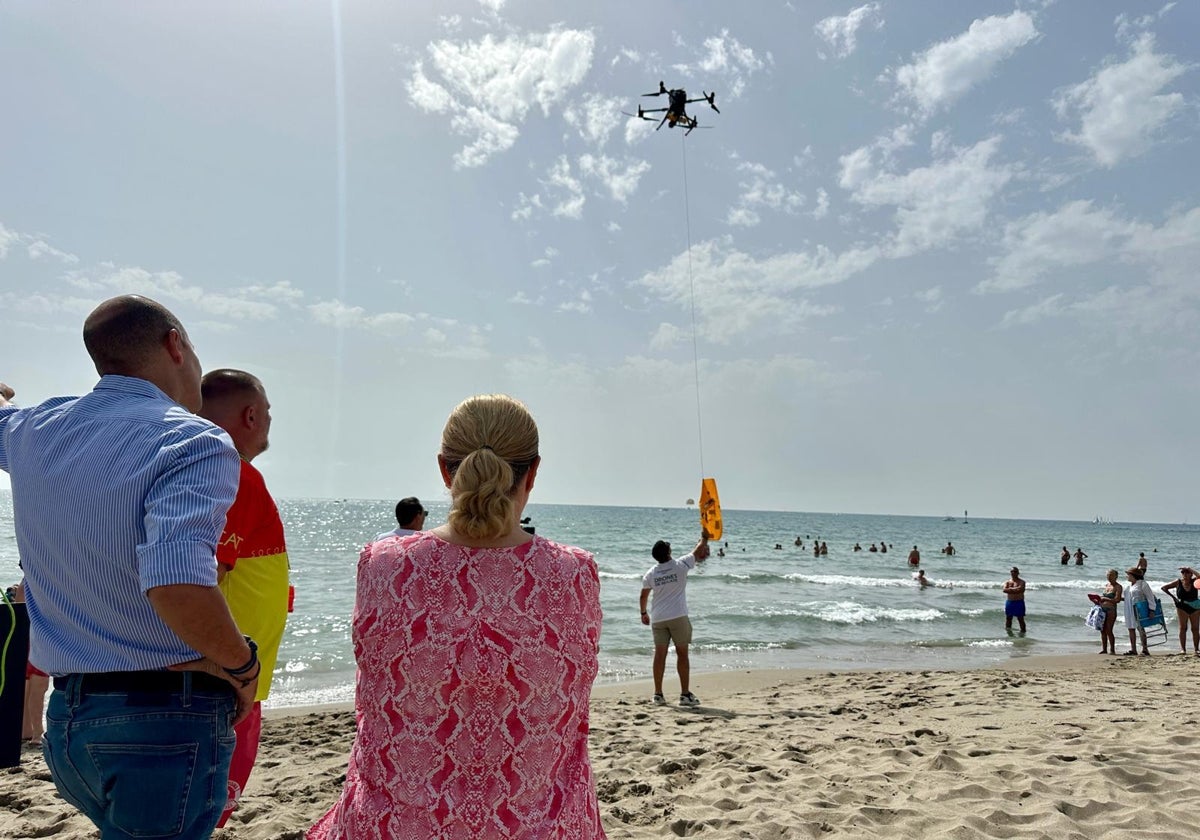 Die Bürgermeisterin von Fuengirola, Ana Mula, beobachtet eine Drohne im simulierten Rettungseinsatz.