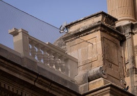 Die Anbringung der neuen Balustrade gleich neben dem Turm ist in vollem Gange.