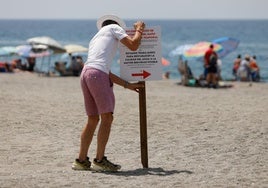 Am Freitag wurden Schilder aufgestellt, um den Strandbesuchern von einem Bad im Meer abzuraten.