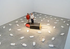 Quiñones und García Urbano neben dem drei Tonnen schweren Eis aus Marmor.