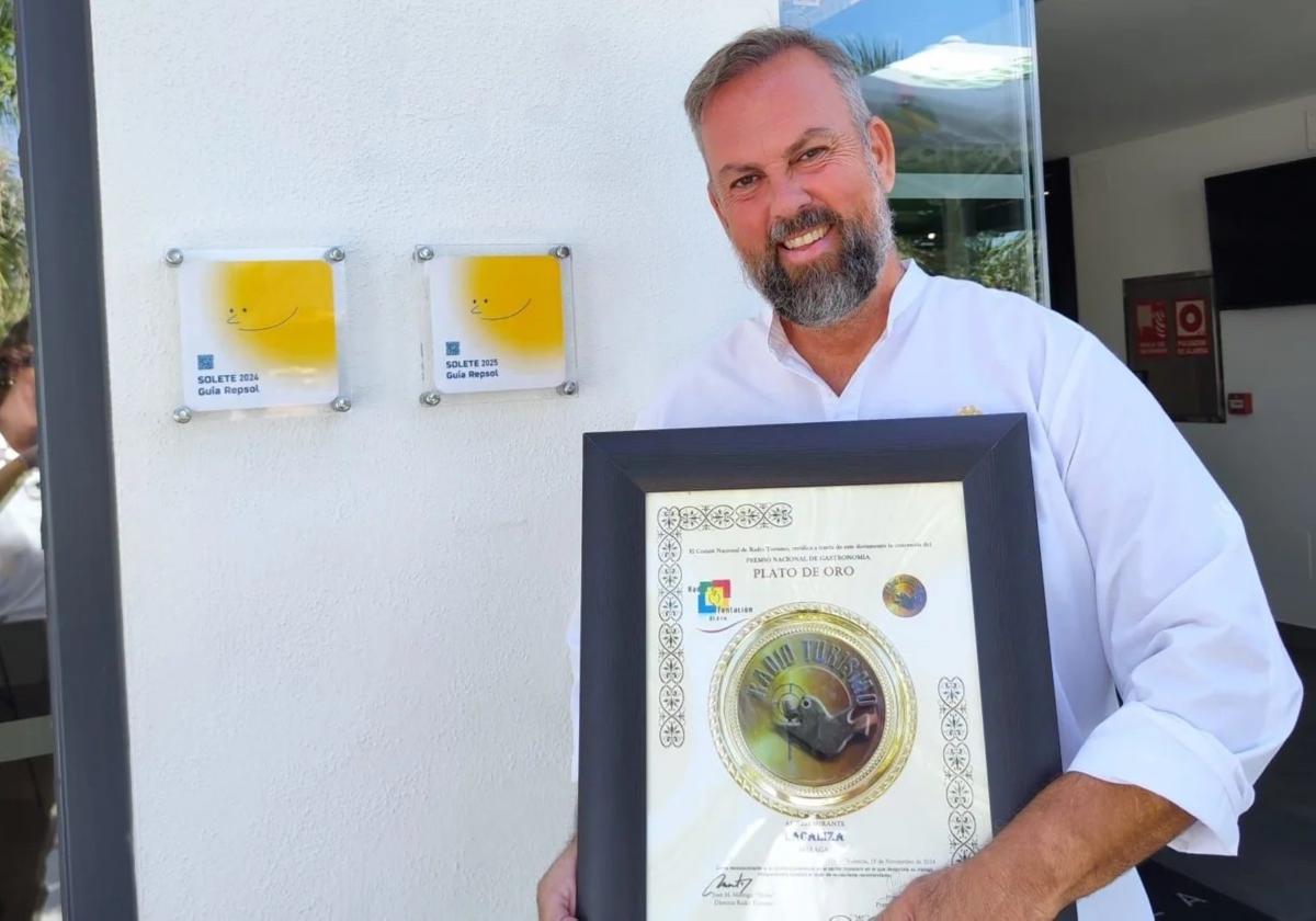 Óscar Delgado zeigt die Auszeichnungen voller Stolz.